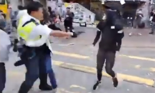 홍콩 시위자가 경찰이 쏜 실탄에 맞는 장면
