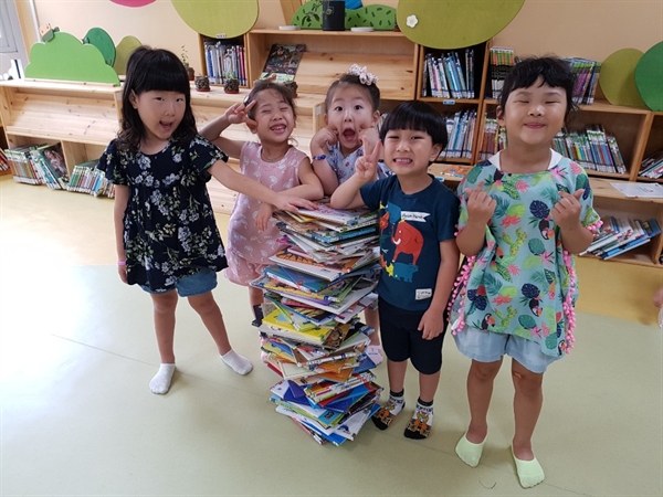 아산 월랑초병설유치원  '책 놀이 축제'의 프로그램은 다양하다. 유아들이 책을 내 키만큼 쌓는 '책 탑 놀이'를 하며 즐거워 하고 있다.