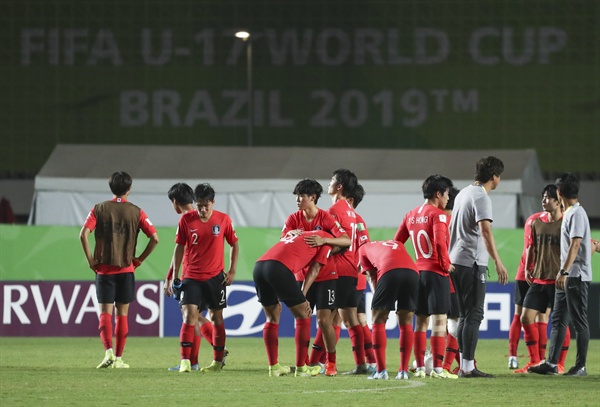  10일 오후(현지시간) 브라질 비토리아 에스타지우 클레베르 안드라지 경기장에서 열린 'FIFA U-17 월드컵' 대한민국 대 멕시코 8강 경기. 1 대 0 대한민국의 패배로 경기가 끝난 후 선수들이 아쉬워하고 있다.