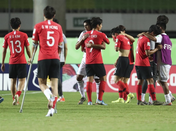  10일 오후(현지시간) 브라질 비토리아 에스타지우 클레베르 안드라지 경기장에서 열린 'FIFA U-17 월드컵' 대한민국 대 멕시코 8강 경기. 1 대 0 대한민국의 패배로 경기가 끝난 후 선수들이 아쉬워하고 있다.