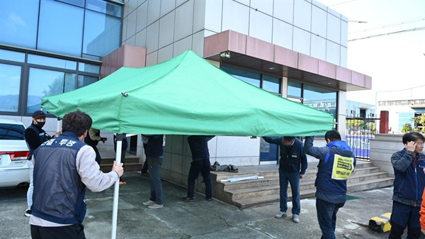 전국금속노동조합 경남지부 마창지역금속지회 한국공작기계현장위원회는 11일 공장 앞에서 천막농성에 돌입했다.