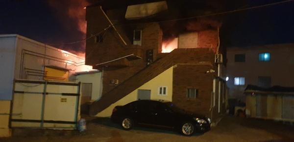 김해시 진례면 담안리 소재 한 식당 건물에서 화재가 발생했다.