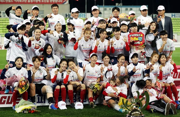  11일 인천 남동경기장에서 열린 여자프로축구 WK리그 챔피언결정전 2차전 인천 현대제철 레드엔젤스와 수원도시공사 여자축구단의 경기. 1-0으로 승리해 7년 연속 리그 통합 우승을 거둔 현대제철 선수들이 시상식에서 트로피를 들고 기념촬영을 하고 있다.