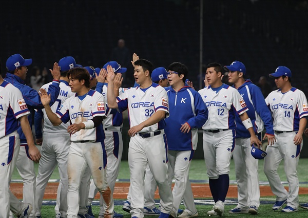  11일 일본 도쿄돔에서 열린 2019 세계야구소프트볼연맹(WBSC) 프리미어12 슈퍼라운드 1차전 미국과 한국의 경기. 1대5로 이긴 한국대표팀 선수들이 김경문 감독, 코치진과 하이파이브를 하고 있다.