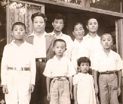 영랑이 사망하기 1년 전인 1949년 여름 신당동 자택에서 찍은 마지막 가족사진. 