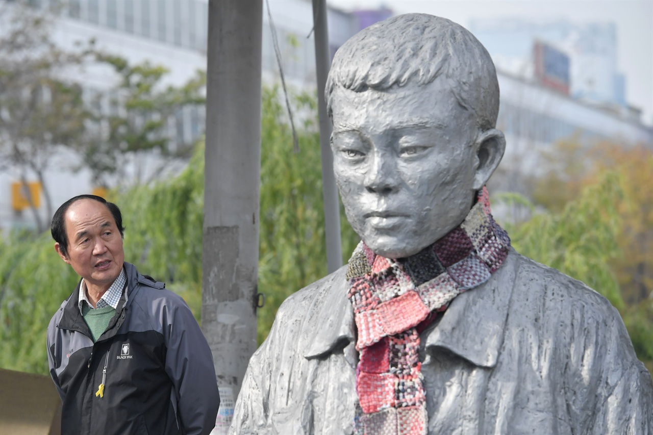 전태일재단 이수호 이사장이 12일 오전 서울 종로구 청계천 전태일 다리에 세워진 전태일 동상을 바라보고 있다.