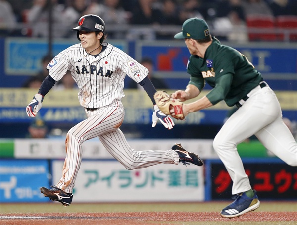  일본 야구대표팀 대주자 전문요원 슈토 우쿄가 지난 11일 일본 지바 조조마린스타디움에서 열린 2019 세계야구소프트볼연맹 프리미어12 호주전, 7회 말 겐다 소스케의 번트 때 홈을 향해 달리고 있다.