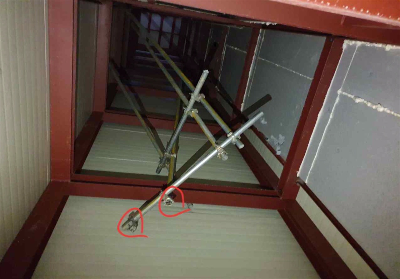 엘리베이터 승강로 내부 비계지지대 붕괴 부분