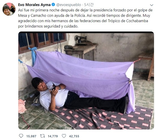대통령직에서 물러난 후 노숙하는 사진을 올린 에보 모랄레스의 트위터 갈무리.