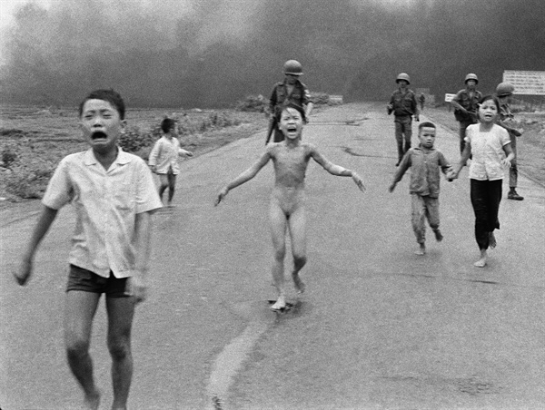 베트남 전쟁의 참상과 비극을 가장 생생하게 묘사한 것으로 평가되는 '네이팜 소녀'의 사진