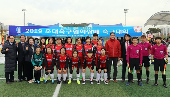  ▲ 11월 10일 정동축구장에서 열린 ‘2019 초대축구협회장배 축구대회’에서 사천여성축구클럽이 창단식을 갖고, 기념촬영을 하고 있다.