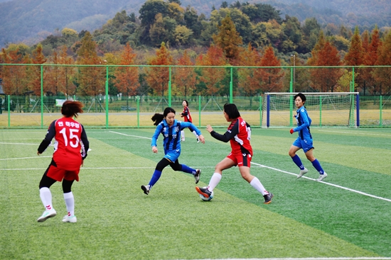  ▲ 11월 10일 사천여성축구클럽이 통영여성축구클럽과 친선경기를 하고 있다.