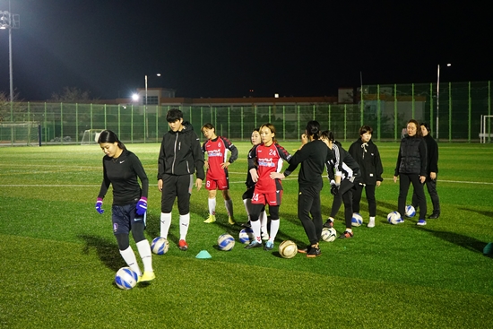  ▲ 11월 6일 삼천포종합운동장 옆 삼천포보조경기장에서 연습 중인 사천여성축구클럽 회원들.