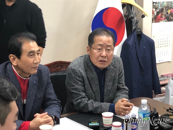 홍준표 자유한국당 전 대표가 지난 12일 오후 대구 서문시장을 방문해 김영오 상인연합회장과 함께 앉아 대화를 나누고 있다.