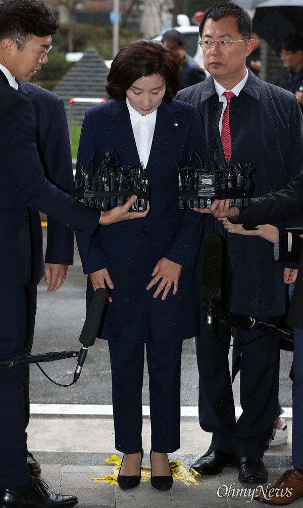 자유한국당 나경원 원내대표가 패스트트랙 충돌 사건 관련 조사를 받기 위해 13일 오후 서울 양천구 남부지검에 출석하고 있다. 