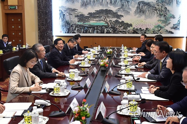  박남춘 인천시장이 11월 12일 중국 산둥호텔에서 류자이 산둥성 서기와 만나 두 도시 간 교류 및 우호협력 방안을 논의했다.
