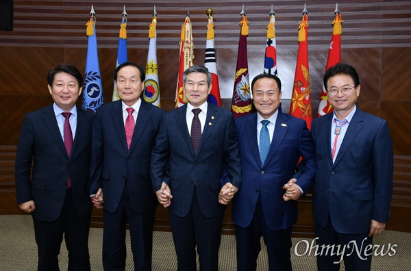 정경두 국방부장관과 권영진 대구시장, 이철우 경북도지사. 김영만 군위군수, 김주수 의성군수는 12일 오후 국방부에서 대구경북통합신공항 선정위원회를 열고 이전부지 선정 방식에 합의했다.