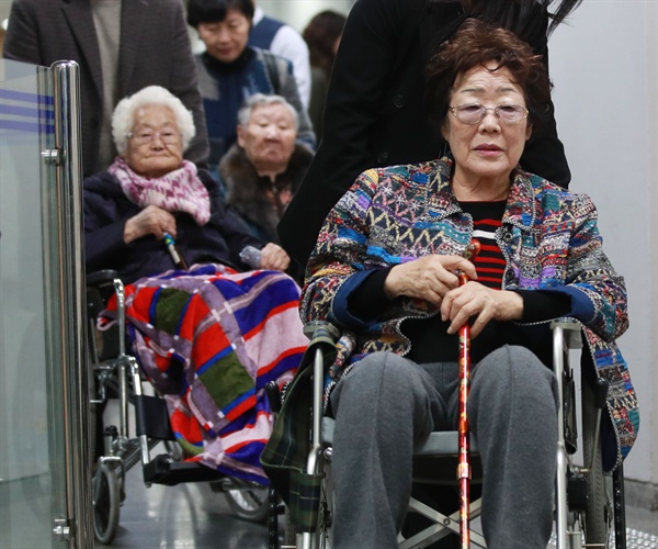 일본군 위안부 피해자 이용수 (오른쪽부터), 길원옥, 이옥선 할머니가 13일 오후 서울 서초동 중앙지법에서 열린 일본 정부 대상 손해배상 청구 소송의 첫 재판을 마친 뒤 법정을 나서고 있다. 일본군 '위안부' 피해자들이 일본 정부를 상대로 낸 손해배상 청구 소송은 2016년 12월에 제기됐으나 그동안 한 차례도 재판이 열리지 못했다. 법원행정처가 소송 당사자인 일본 정부에 소장을 송달했지만, 일본 정부가 헤이그협약을 근거로 여러 차례 이를 반송했기 때문이다. 2019.11.13