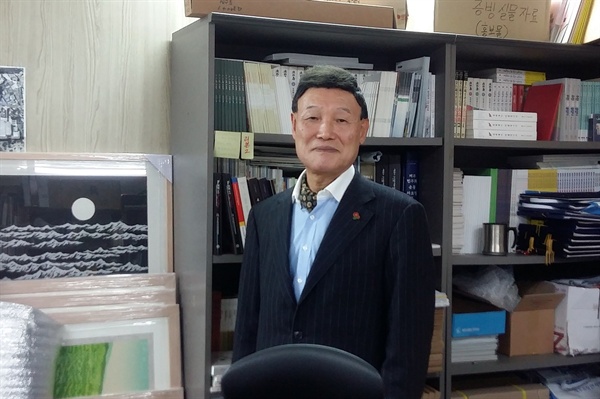 지난 12일 서울 종로에 위치한 여순항쟁서울유족회 사무실에서 이자훈 회장이 인터뷰를 마친 뒤 포즈를 취하고 있다.   