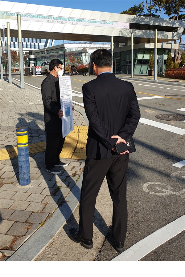 김하순 태안화력 계약부장이 오전 9시 출근 시간대에 1인 시위를 벌이고 있다.