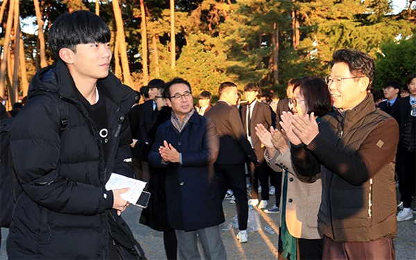 2020년 대입수학능력시험장에 나와 수험생을 격려하는 김한근 강릉시장