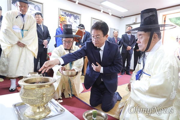  이철우 경북도지사가 14일 오전 경북 구미시 박정희 전 대통령 생가에서 열린 탄생 102돌 숭모제에 참석해 제를 올리고 있다.