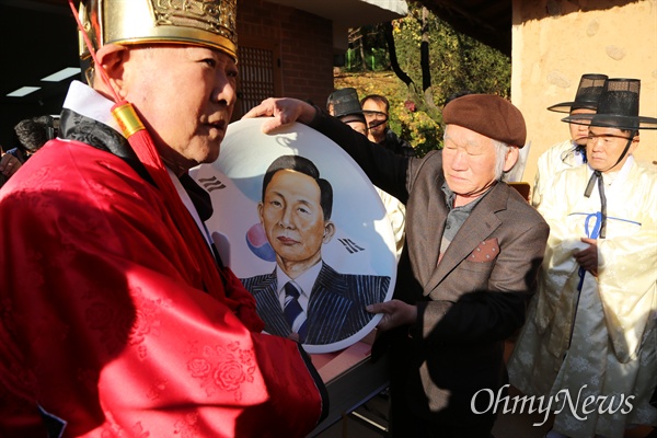 도예가 길성 작가가 14일 오전 박정희 전 대통령 숭모제에서 박 전 대통령의 얼굴이 그려진 도자기를 전병억 생가보존회장에게 전달하고 있다.