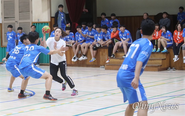 서울의 학교 스포츠클럽팀이 많아지고, 이런 팀들과의 교류 속에 직업 선수들이 더 힘을 낼 수 있는 동기가 부여되는 것은 '재능 나눔'의 부수적인 효과라고 할 수 있다.