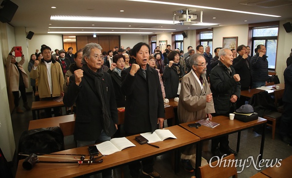  고 백남기 농민 투쟁을 함께 이끌었던 농민단체와 시민사회단체 회원들이 14일 오후 서울 중구 프란치스코교육회관에서 열린 ‘생명평화일꾼 백남기농민 기념사업회 창립식’에 참석해 고인의 정신을 기리며 노래 <농민가>를 부르고 있다.