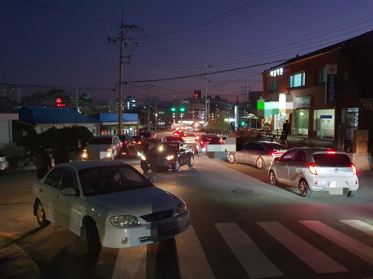  수능이 끝나면서 학교앞에는 수험생을 마중나온 차량들로 북적였다.