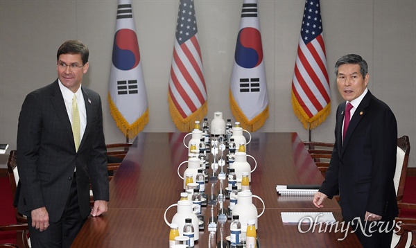 정경두 국방부 장관(오른쪽)과 마크 에스퍼 미 국방부 장관이 15일 서울 용산구 국방부에서 열린 제51차 한·미 안보협의회(SCM) 고위회담에 참석하고 있다.