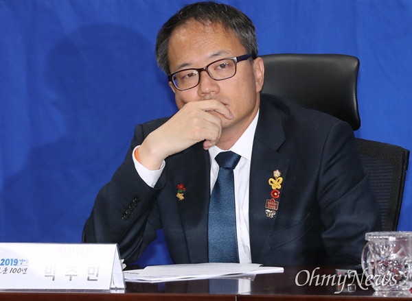 더불어민주당 박주민 최고위원이 15일 오전 국회 의원회관에서 열린 확대간부회의에 참석하고 있다. 
