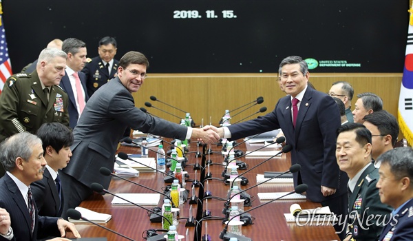 정경두 국방부 장관과 마크 에스퍼 미 국방부 장관이 15일 오전 서울 용산구 국방부 청사에서 열린 제51차 안보협의회(SCM) 확대 회담에서 악수하고 있다.