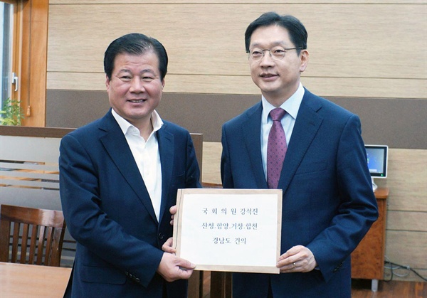 김경수 경남지사는 15일 국회를 찾아 강석진 자유한국당 경남도당 위원장을 만났다.