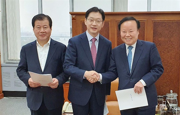 김경수 경남지사는 15일 국회를 찾아 김재원 예결위원장과 강석진 자유한국당 경남도당 위원장을 만났다.