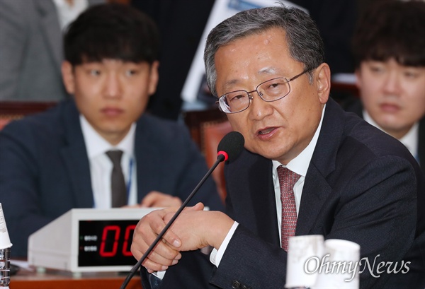 김재경 자유한국당 의원이 15일 오후 국회에서 열린 외교통일위원회 전체회의에서 북한 선원 강제 추방관련 김연철 통일부 장관에게 질의하고 있다. 