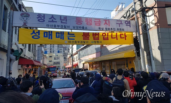 15일 창원시가 서성동 성매매집결지에 CC-TV를 설치하려고 했지만 업주와 종사자들이 막아 무산되었다.