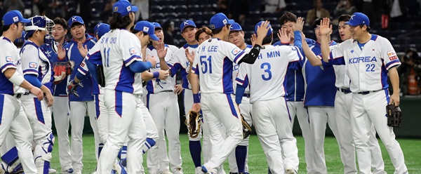  15일 일본 도쿄돔에서 열린 2019 세계야구소프트볼연맹(WBSC) 프리미어12 슈퍼라운드 멕시코와 한국의 경기에서 승리해 올림픽 출전을 확정지은 한국 야구대표팀이 경기 후 승리를 자축하고 있다. 2019.11.15