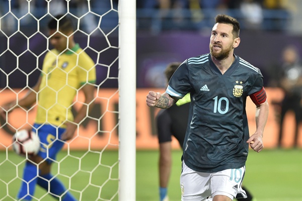  아르헨티나의 리오넬 메시가 브라질과의 평가전에서 전반 13분 페널티킥 골을 넣은 뒤 기뻐하고 있다.