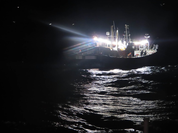 부산해양경찰서는 15일 부산 사하구 남형제도 인근 해상에서 영업구역을 위반한 혐의로 통영과 진해선적 선박 3척을 적발했다.