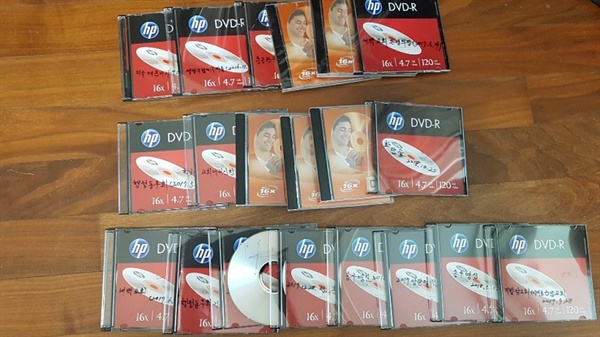 아버지가 촬영한 영상들을 저장해 둔 CD들