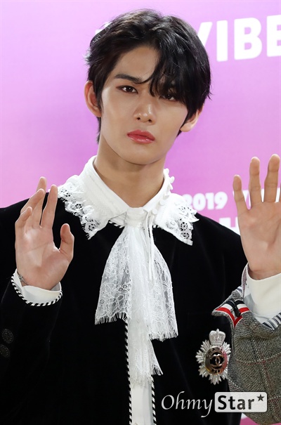 '브이라이브 어워즈' CIX 배진영, 귀공자 스타일 CIX의 배진영이 16일 오후 서울 고척스카이돔에서 열린 <제1회 2019 브이라이브 어워즈 V하트비트> 골드카펫에서 포토타임을 갖고 있다.