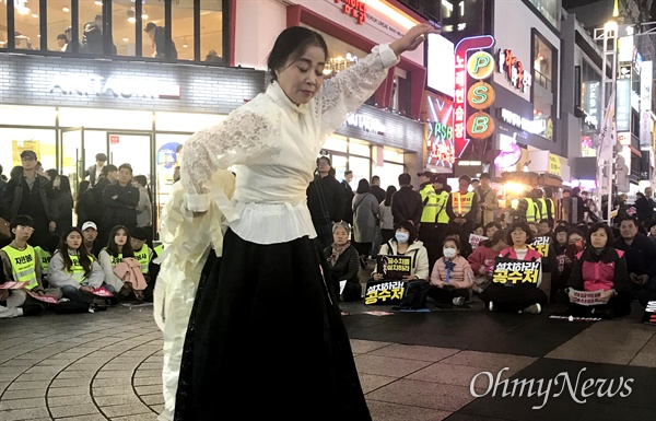 적폐청산.사회대개혁 부산운동본부가 16일 저녁 부산 서면 쥬디스태화 앞에서 연 '검찰적폐, 언론적폐, 친일적폐 청산 8차 부산시민대회'에서 유은주씨가 춤을 추고 있다.