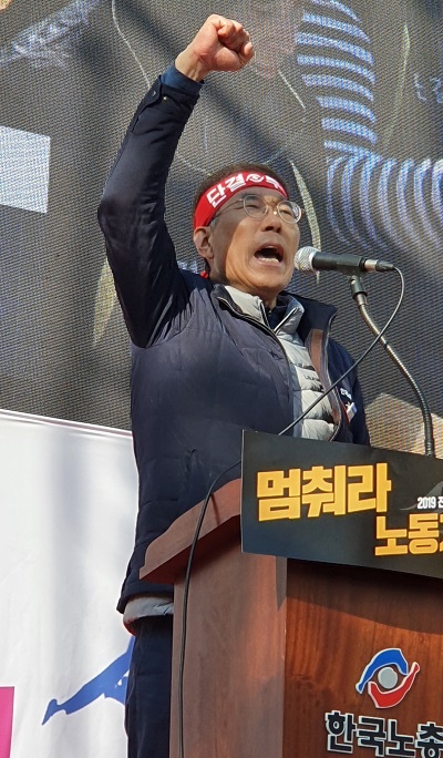 대화사를 한 김주영 한국노총위원장이 구호를 외치고 있다.