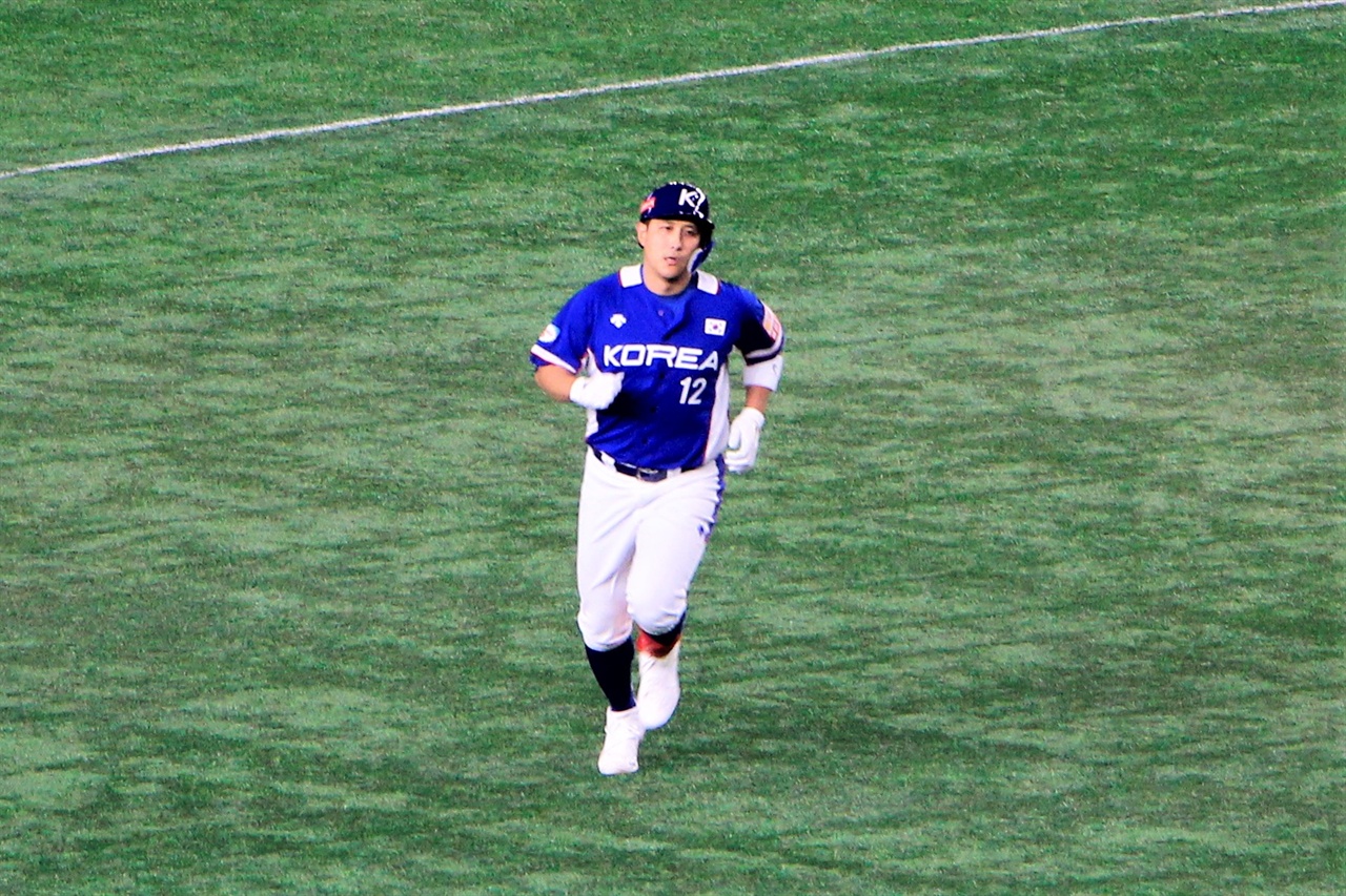  16일 도쿄 돔에서 열린 프리미어 12 슈퍼라운드 일본전에서 홈런을 쳐낸 황재균 선수가 홈으로 돌아오고 있다.