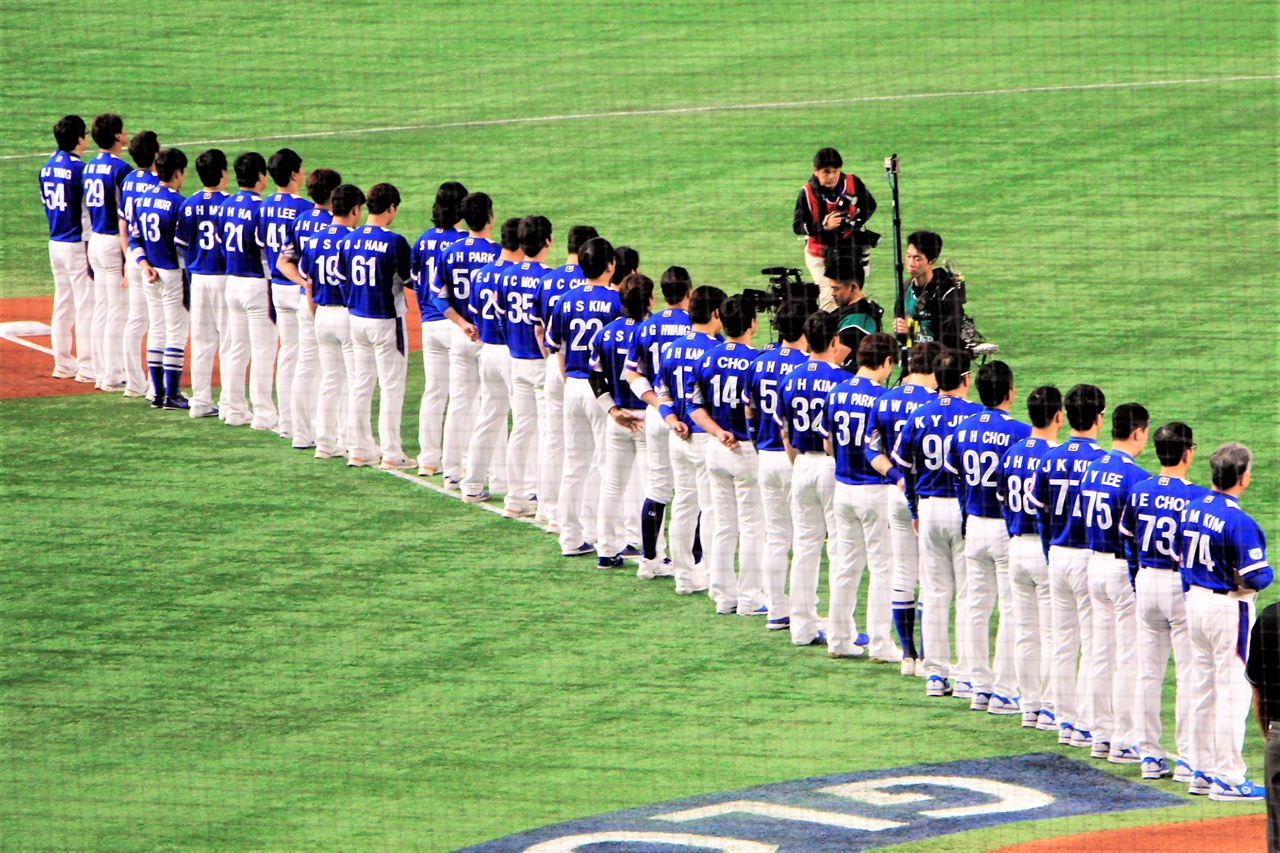  16일 일본 도쿄 돔에서 열린 프리미어 12 슈퍼라운드 한일전에서 선수들이 애국가를 제창하고 있다.