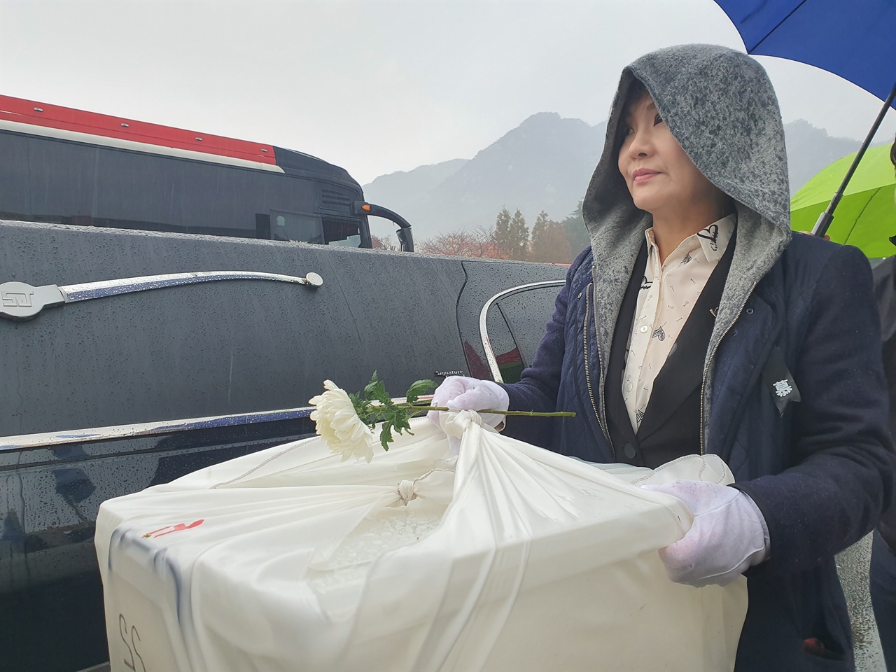 이전 안치식을 마친 홍성 한국전쟁전후 민간인희생자 유해와 유품들이 세종시 '추모의 집'으로 떠나기 위해 운구차에 모셔지고 있다.