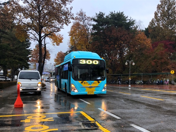 청춘노선 300번 버스 지난 15일, 본격적으로 시행되는 '청춘노선' 300번 버스가 '강원대학교중앙도서관' 정류장으로 향하는 모습이다. 