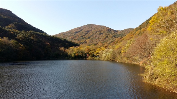 풍암정으로 가는 길가에 있는 저수지, 풍암제의 모습. 무등산 원효계곡의 물이 이곳에서 잠시 휴식을 취한 뒤 광주호를 거쳐 영산강으로 흘러간다
