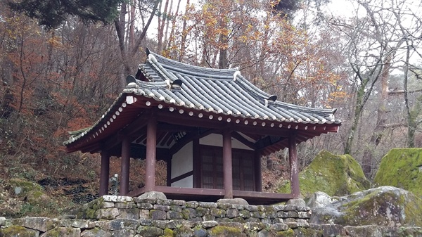 무등산 원효계곡에 자리한 풍암정은 호남의병장 김덕령의 동생, 풍암 김덕보(楓巖 金德普 1571∼1627)가 지은 정자다. 광주광역시 문화재자료 15호
